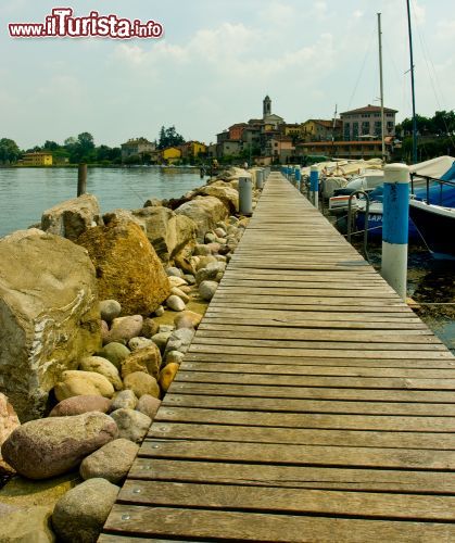 Immagine Il molo del porto turistico di Sarnico in Lombardia  - © Skowronek / Shutterstock.com