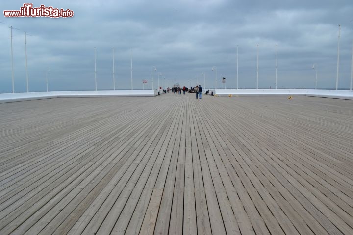 Immagine Molo, Sopot (Polonia): questo è il primo tratto di accesso al molo, solitamente molto frequentato durante l'alta stagione. Si trova in prossimità della piazza Kuracyjny, forse il cuore nevralgico del turismo a Sopot.