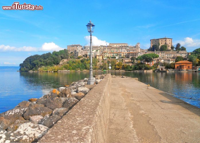 Immagine Molo sul lago di Bolsena e il borgo di Capodimonte sullo sfondo - © emanius / Shutterstock.com