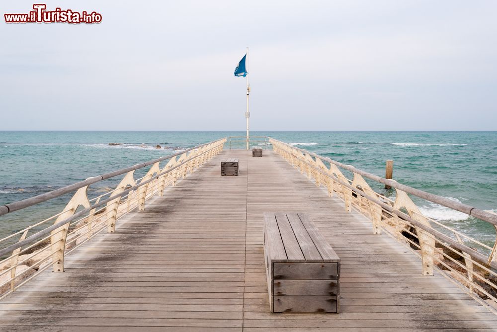 Immagine Molo sul mare a Pesaro, Marche, Italia. La città ospita sette chilometri di spiaggia fra litorale attrezzato e libero; da alcuni anni Pesaro riceve il prestigioso riconoscimento della Bandiera Blu assegnato alle località più virtuose in materia ambientale e per la qualità delle acque.