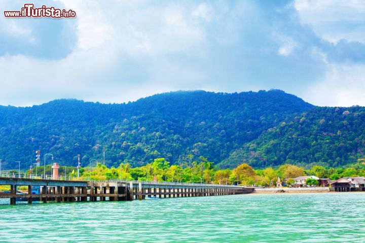 Immagine Molo sull'isola di Koh Lanta, Thailandia - Per godere dei suggestivi tramonti di quest'isola si può attendere in totale relax il calar del sole sul molo © Petr Malyshev / Shutterstock.com
