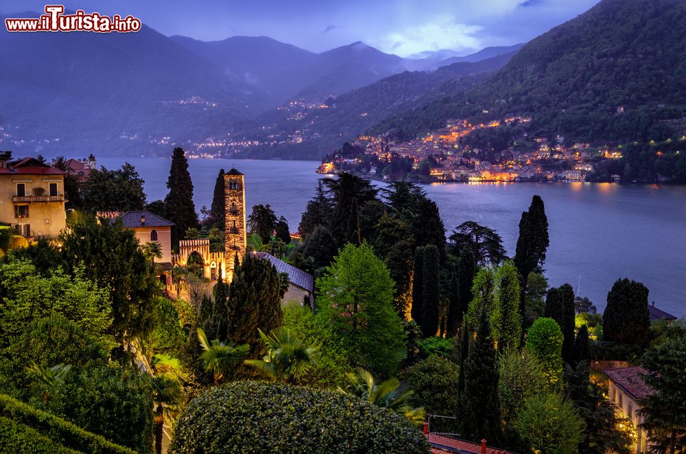 Immagine Moltrasio dopo il tramonto, lago di Como, Lombardia. Le luci di ville e palazzi d'epoca si riflettono sulle acque del lago.