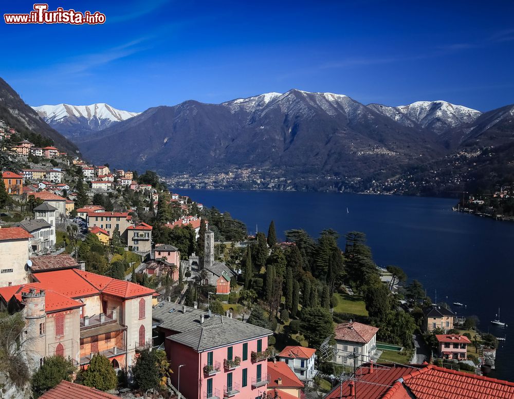 Immagine La città di Moltrasio sul lago di Como a inizi primavera, Lombardia. Questa graziosa località si affaccia sulla sponda occidentale del bacino lacustre.