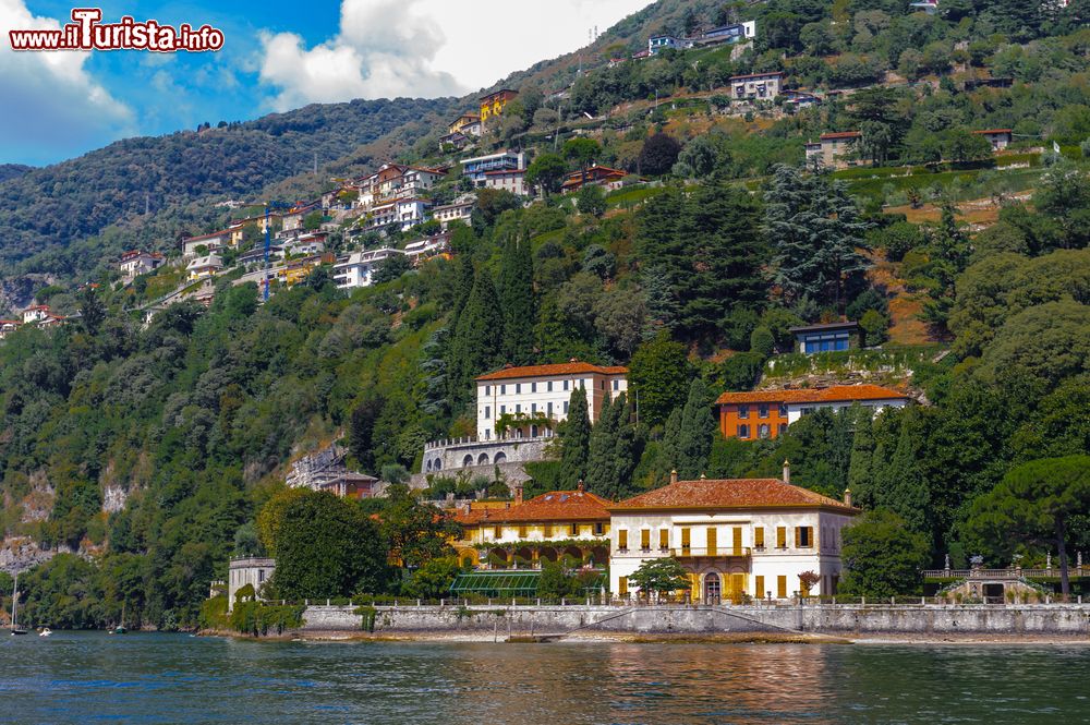 Immagine Moltrasio, un grazioso comune della provincia di Como, Lombardia. L'origine del suo nome è legata a leggende e storie pittoresche anche se per molti dovrebbe derivare da Monte Raso, il rilievo su cui anticamente sorgeva il paese e che venne distrutto da un incendio o forse dai nemici durante una battaglia.