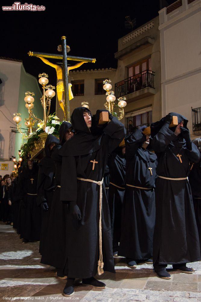 Immagine Un momento della Processione di Pasqua in notturna nella città di Calpe, Spagna - © Andrzej Kubik / Shutterstock.com