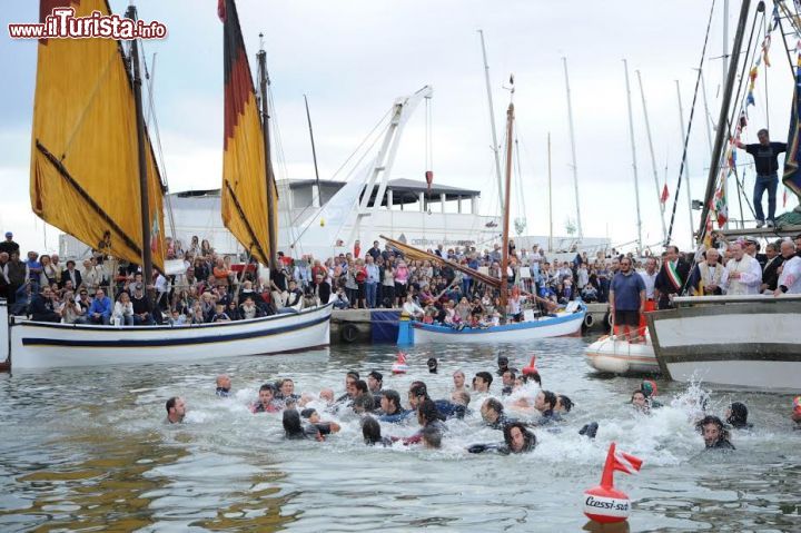 Immagine Una festa ricca di tradizione e di poesia quella dello Sposalizio del Mare a ‪#Cervia‬ che si rinnova ogni anno dal 1445. Le origini si fanno risalire ad una leggenda legata al vescovo di Cervia Pietro Barbo, veneziano di origine. La festa si conclude con la cerimonia del matrimonio con il mare Adriatico e con il lancio in mare della fede nuziale che i giovani cervesi sono pronti a “ripescare” ancora prima che tocchi la superficie dell’acqua.