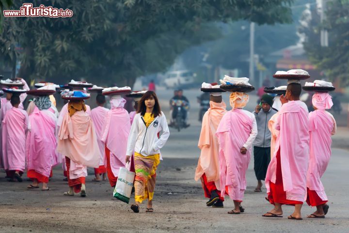 Immagine Monaci buddhisti per le strade di Bagan, Myanmar.  Con i tradizionali copricapo per raccogliere l'elemosina questi religiosi camminano per le vie della città di Bagan - © Stephane Bidouze / Shutterstock.com