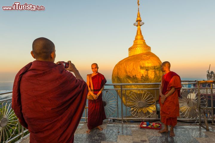Immagine Monaci buddisti si fotografano alla Golden Rock di Kyaiktiyo - © theskaman306 / Shutterstock.com