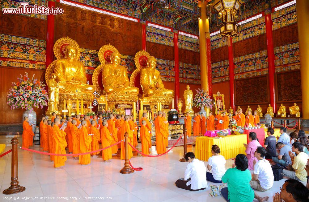 Immagine Monaci e fedeli cinesi pregano di prima mattina il Buddha nel tempio di Leng Noei Yi 2 a Nonthaburi, Thailandia - © kajornyot wildlife photography / Shutterstock.com