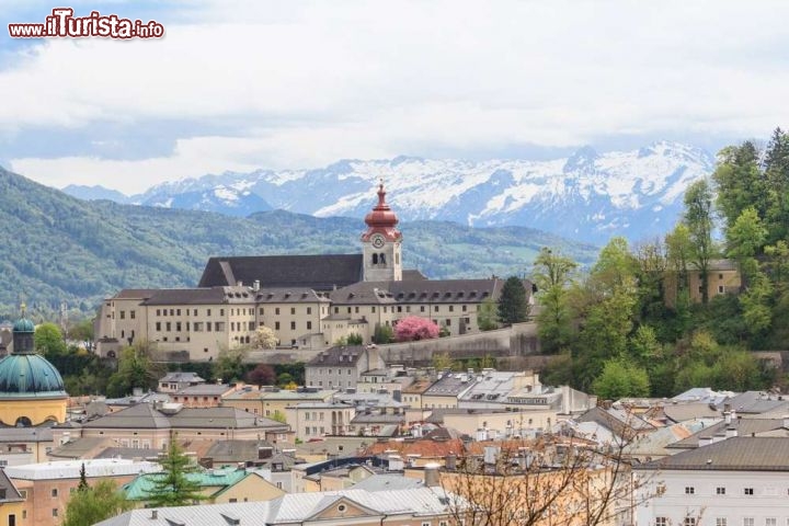 Immagine Monastero di Nonnberg, Salisburgo: una delle Location del film "The Sound of Music" dove nel convento delle Benedettine Nonnberg Julie Andrews canta 'Maria' - © Kyrien / Shutterstock.com 