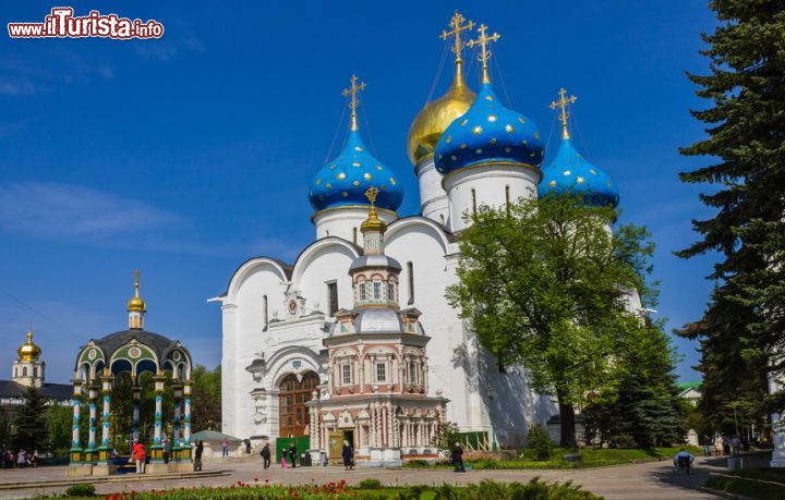 Immagine Monastero della Trinità di San Sergio, l'attrazione principale di Sergiev Posad, la città nei dintorni di Mosca, una del circuito dell'Anello d'Oro in Russia - © Zhukov Oleg / Shutterstock.com