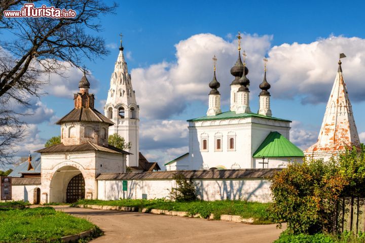 Immagine Monastero Alexandrovsky a Suzdal, Russia  - Una bella immagine soleggiata del monastero Alexandrovsky di Suzdal, uno dei cinque tutt'oggi presenti nella città russa © Viacheslav Lopatin / Shutterstock.com