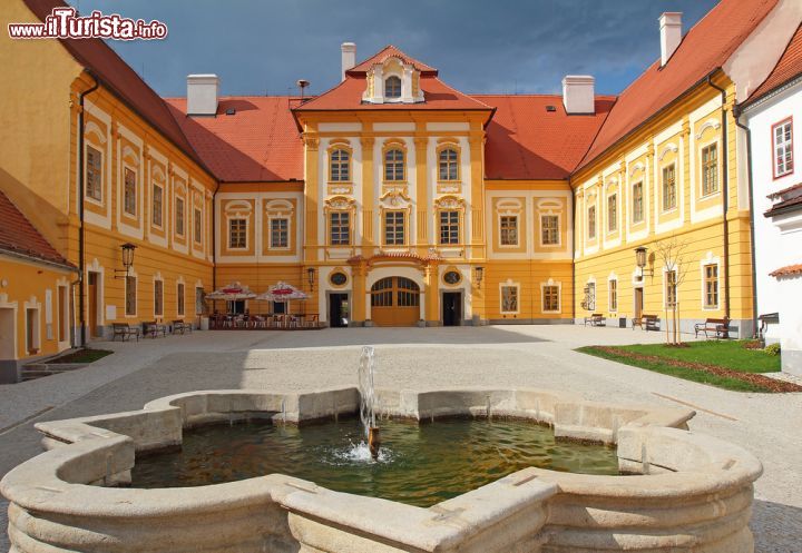 Immagine La città di Borovany, nei pressi di Ceske Budejovice, ha restaurato pochi anni fa il proprio splendido castello/monastero risalente al XV secolo - foto © Pecold / Shutterstock.com