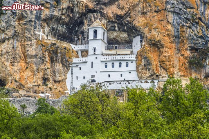 Immagine Il monastero di fede cristiano ortodossa di Ostrog, Niksic, Montenegro. Fondato da Basilio, vescovo metropolita dell'Erzegovina nel XVII° secolo, questo luogo rappresenta il centro di pellegrinaggio più popolare in Montenegro. Il corpo del santo, morto nel 1671 e canonizzato qualche anno più tardi, si trova in un reliquiario nella chiesa sotterranea - © Kiev.Victor / Shutterstock.com