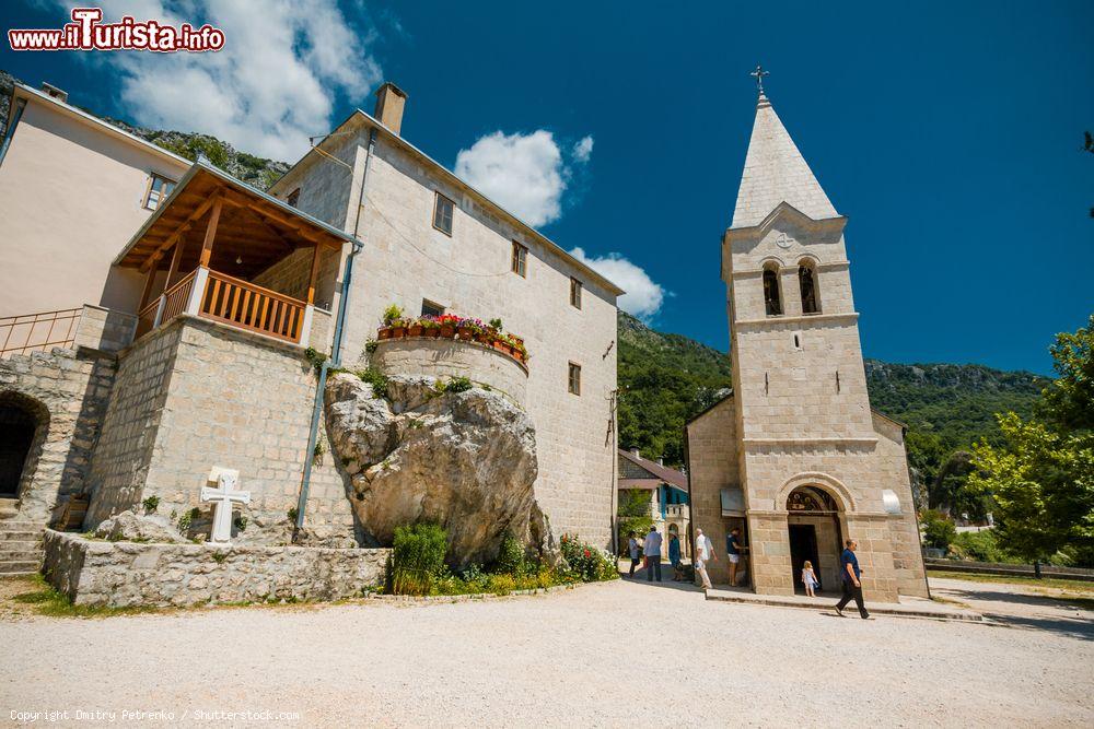 Immagine Veduta del monastero di Ostrog, scolpito nella roccia, nei pressi di Niksic, Montenegro - © Dmitry Petrenko / Shutterstock.com