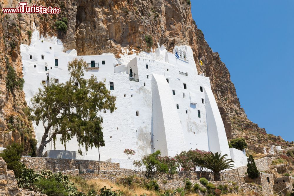 Immagine Monastero di Panagia Hozoviotissa sull'isola di Amorgos, Grecia. Costruito nel 1088 a.C. ai tempi dell'imperatore Alexios I Komnenos, il monastero rappresenta il monumento religioso e culturale più importante dell'isola.