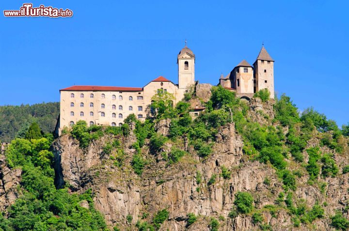 Immagine Il Monastero di Sabiona a Chiusa domina questo tratto della valle Isarco - © LianeM/ Shutterstock.com