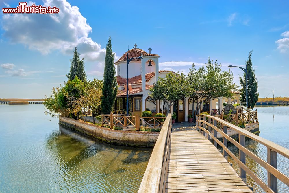 Immagine Il monastero di San Nicola a Porto Lagos, Tracia, Grecia. Questo piccolo luogo di culto, dove si venera un'icona miracolosa, si raggiunge a piedi attraversando un ponticello in legno. Si respira un'atmosfera di pace e spiritualità.