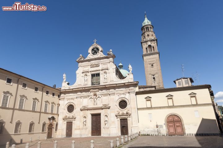 Immagine Il sole splende sulle trifore del monastero medievale di Parma: visione diurna di un edificio tra i più antichi della città - il monastero di San Giovanni Evangelista, edificato poco prima dell'anno 1000, è uno degli edifici più antichi e affascinanti di Parma, città patrimonio dell'UNESCO.  - © mary416 / Shutterstock.com