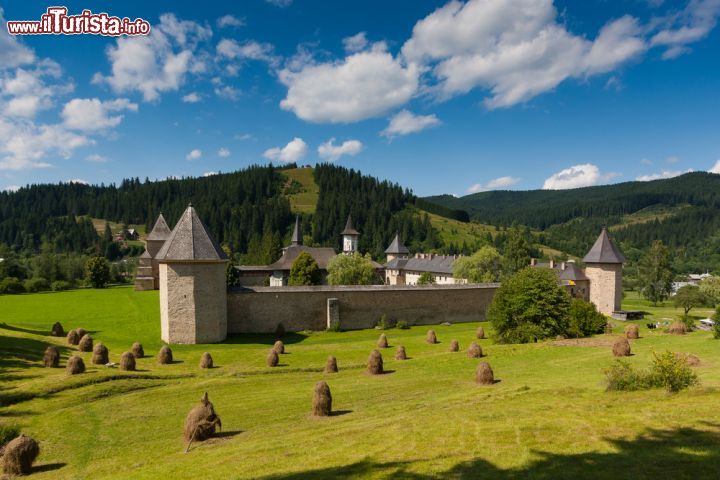 Immagine La regione della Bucovina, nel nord della Romania, è famosa per ospitare numerosi castelli e monasteri medievali - foto © 242970283 / Shutterstock.com