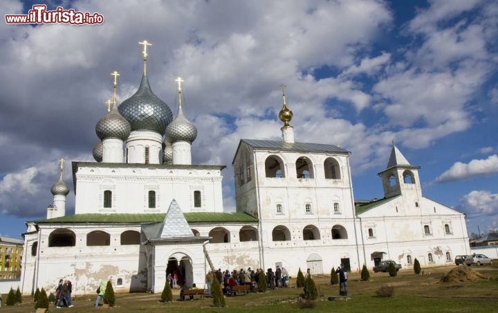 Immagine Il monastero ortodosso della Resurrezione a Uglich, Russia. Di epoca seicentesca, questo complesso architettonico accoglie una basilica, la torre campanaria e il refettorio - © Irina Afonskaya / Shutterstock.com