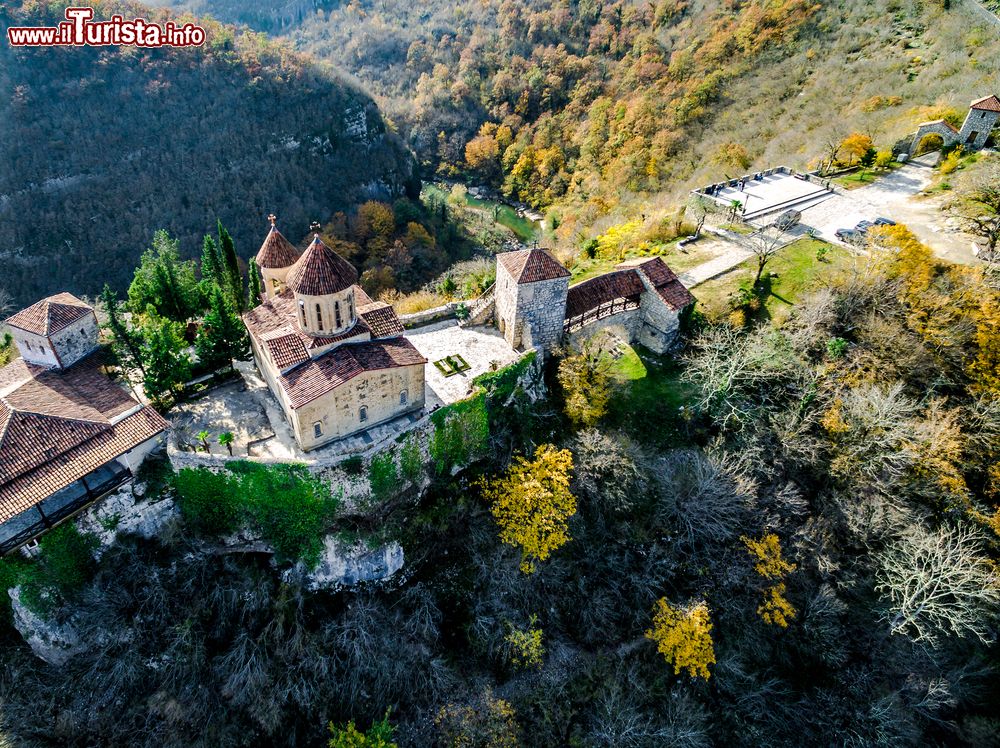 Immagine Il monastero ortodosso di Motsameta nei pressi di Kutaisi, Georgia. Realizzato su un promontorio, sopra un'ansa del fiume Tskhaltsitela, questo piccolo monastero si trova a circa 6 chilometri da Kutaisi. Il nome Motsameta deriva dalla parola georgiana che significa "martirio".