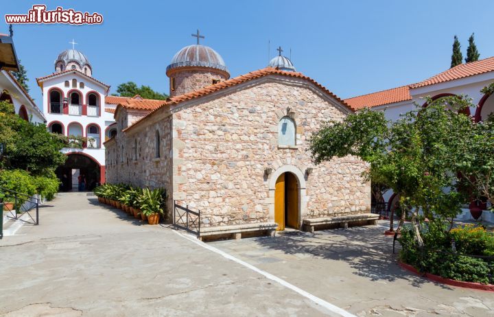 Immagine Monastero di San Davide a Eubea, Grecia  - Situato nel cuore di una splendida area di vegetazione lussureggiante, nei pressi di Rovies a nord di Eubea, questo monastero dedicato alla trasfigurazione del Salvatore, è fra i più importanti di tutta la Grecia. Distrutto da un incendio ad opera dei turchi nel 1824, come vendetta per la partecipazione dei monaci ad una rivolta avvenuta alcuni anni prima, fu poi ricostruito nel 1877. Nel seminterrato si trova un piccolo tempio con affreschi del XVII° secolo mentre la chiesa del monastero ospita la tomba dell'abate Jakob Tsaliki che trascorse in questo luogo sacro trascorse molti anni © Lefteris Papaulakis / Shutterstock.com