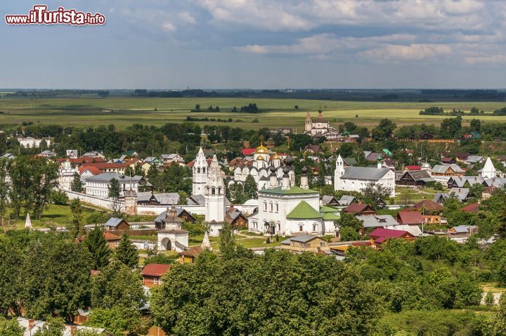 Immagine Monastero Pokrovskiy a Suzdal, Russia - Una splendida veduta sul monastero femminile di Pokrovskiy utilizzato a suo tempo, come quello maschile di Sant'Eutimio, nella duplice funzione di sede monasterile e di fortezza oltre che, inevitabilmente, di prigione. Stando alla tradizione, gli zar Ivan il Terribile e Pietro il Grande inviarono proprio in questo edificio religioso le loro consorti dopo essere cadute in disgrazia: questo spiegherebbe le vicende delle zarine rinchiuse fra le mura di Pokrovskiy © Bragin Alexey / Shutterstock.com