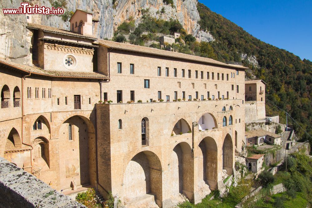 Immagine Il monastero di San Benedetto adagiato fra la roccia del Monte Taleo a Subiaco, provincia di Viterbo, Lazio.