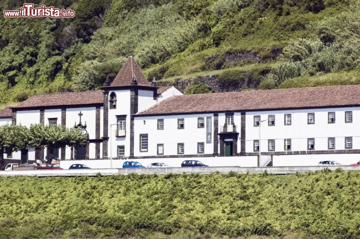 Immagine Nell'isola di Pico, l'antico convento di San Francesco ospita al suo interno il museo Angra do Heroismo dove si può trovare un pò di tutto: carrozze, ceramiche, armi, medaglie, strumenti di navigazione, monete, sculture, dipinti e mobili. Questo monastero francescano del XVII° secolo accoglie anche l'omonima chiesa, conosciuta come "Igreja de Nossa Senhora da Guia", splendido esempio di architettura religiosa del XVIII° secolo dove si possono ammirare pregevoli lavori d'intaglio sui soffitti e sull'altare. La chiesa è inoltre abbellita da sculture lignee e pannelli di "azulejos" davvero unici - © mrfotos / Shutterstock.com