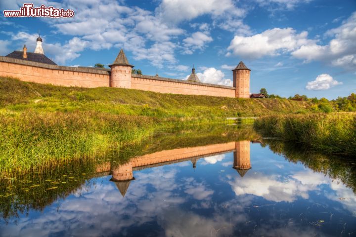 Immagine Monastero di Sant' Eutimio a Suzdal, Russia - Una splendida veduta del monastero di Sant'Eutimio, dichiarato patrimonio dell'Umanità dall'Unesco. Al suo interno si trovano diversi musei e si può ammirare anche la tomba del principe Dmitri Pozharsky che guidò la Seconda Armata Nazionale liberando Mosca dagli invasori polacchi nel 1612 © Sergey Lavrentev / Shutterstock.com