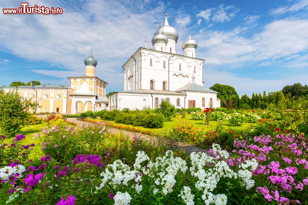 Immagine Il Monastero della Trasfigurazione del Salvatore e di San Varlaam a Khutyn, Velikij Novgorod (Russia). Situato sulla riva destra del fiume Volkhov, è stato uno dei principali santuari cristiani della Repubblica medievale di Novgorod.