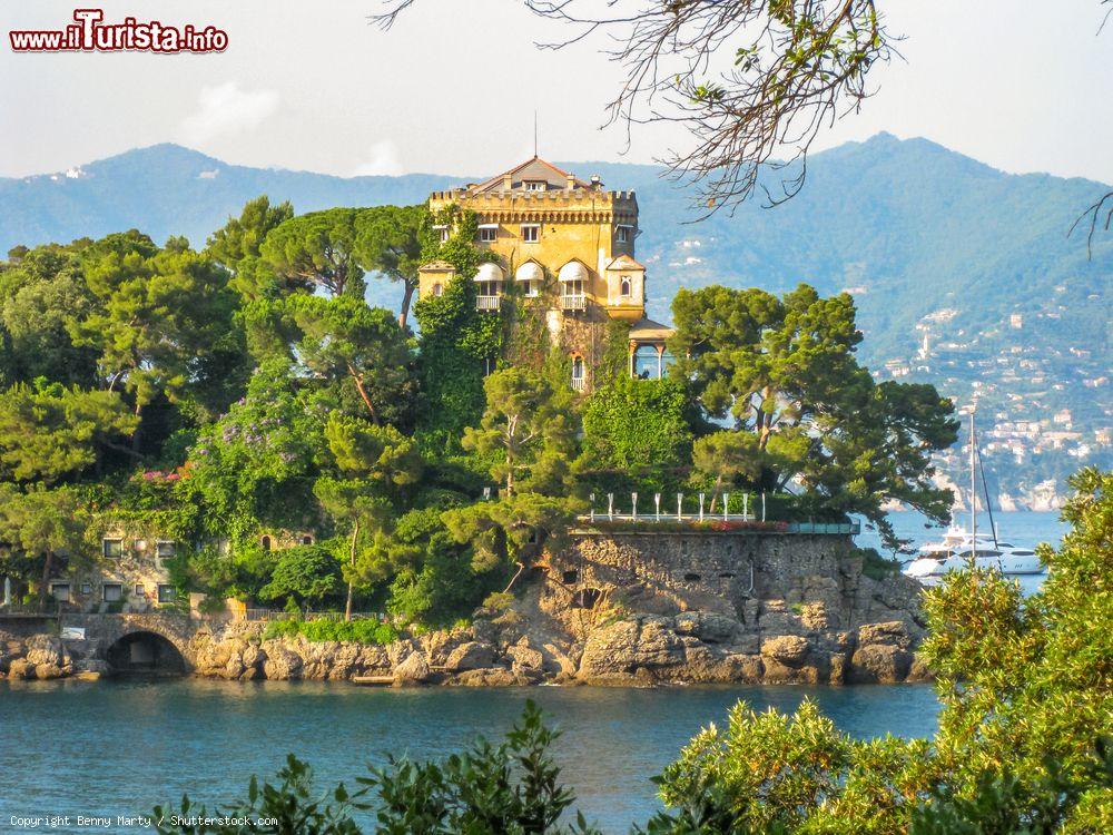 Immagine Moneglia, Liguria: uno scorcio panoramico della suggestiva strada fra Portofino e Santa Margherita Ligure. Qui si possono anche ammirare splendide ville eleganti - © Benny Marty / Shutterstock.com