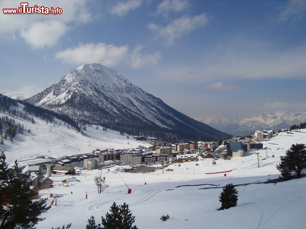 Immagine Monginevro, panorama sulla stazione sciistica della Francia. A due passi dall'Italia, questo paesino associa il fascino del piccolo centro di montagna alle opportunità offerte dalla più grande stazione sciistica internazionale.