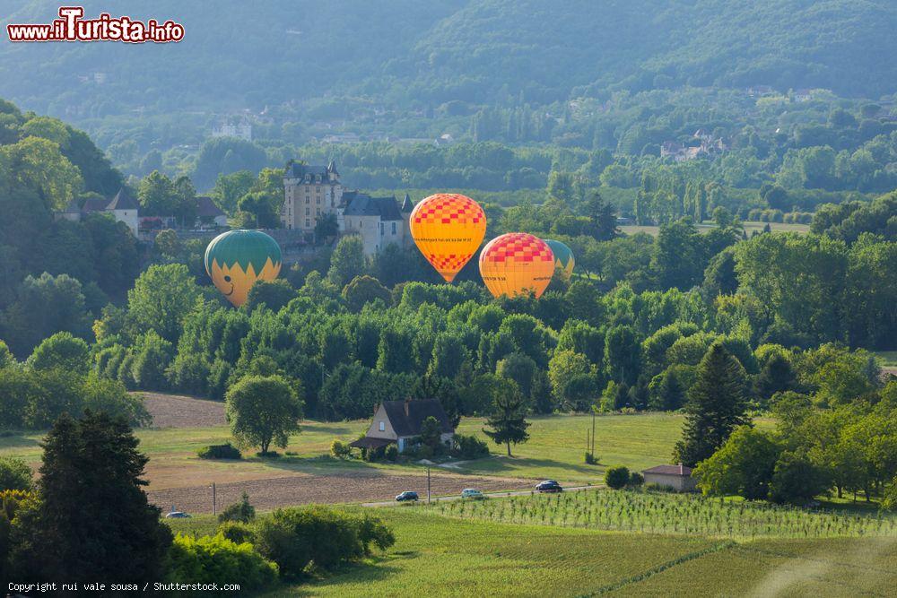 Immagine Mongolfiere in volo sulla Dordogna, Francia, nei pressi di Beynac-et-Cazenac - © rui vale sousa / Shutterstock.com