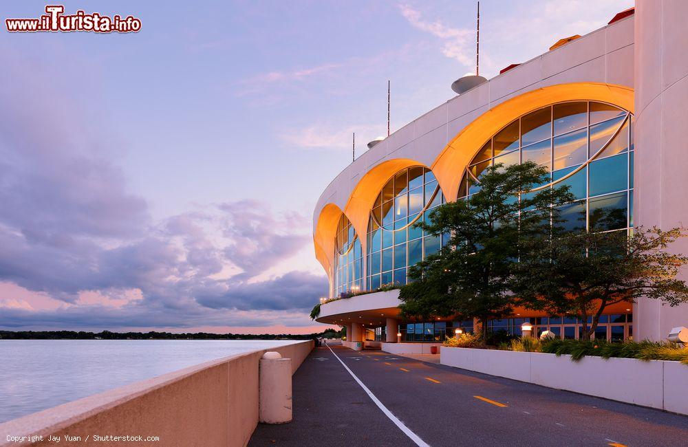 Immagine Monona Terrace Community and Convention Center a Madison (USA) al tramonto. Progettato da  Frank Lloyd Wright, originario di Madison, è stato costruito nel 1997 - © Jay Yuan / Shutterstock.com