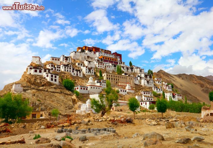 Immagine Panorama del monastero di Thiksey nella regione di Leh, Ladakh, India. Questo convento buddhista di tradizione tibetana si trova a 18 chilometri dalla città di Leh. L'edificio più grande è alto una dozzina di piani ed è dipinto di rosso, giallo, ocra e bianco - © 211104337 / Shutterstock.com