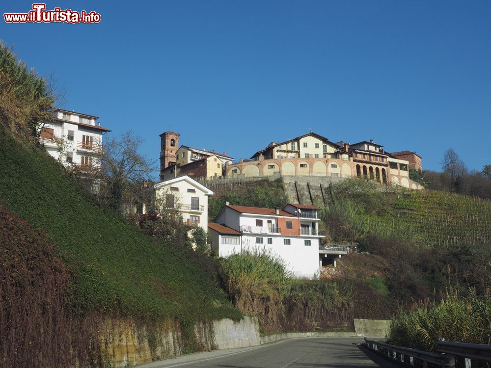 Immagine Monta d'Alba, Cuneo: vista panoramica del borgo del Roero in Piemonte