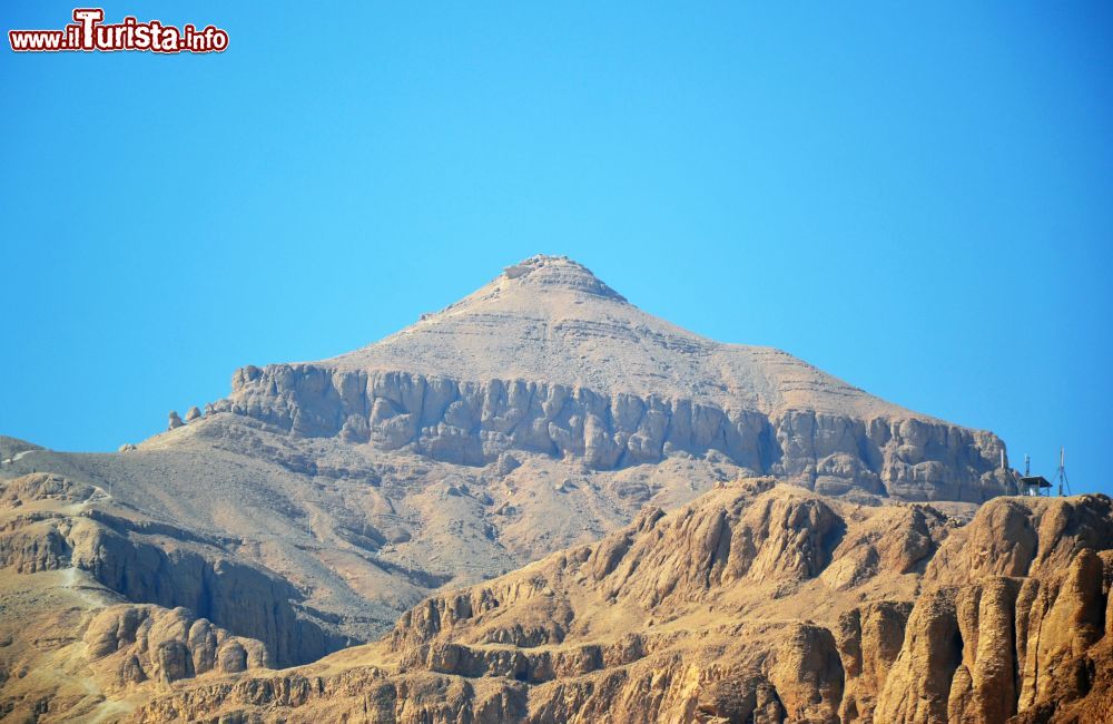 Immagine La Valle dei Re, sulla sponda occidentale del Nilo, presso Luxor, è dominata da questa montagna con la cima a forma di piramide.