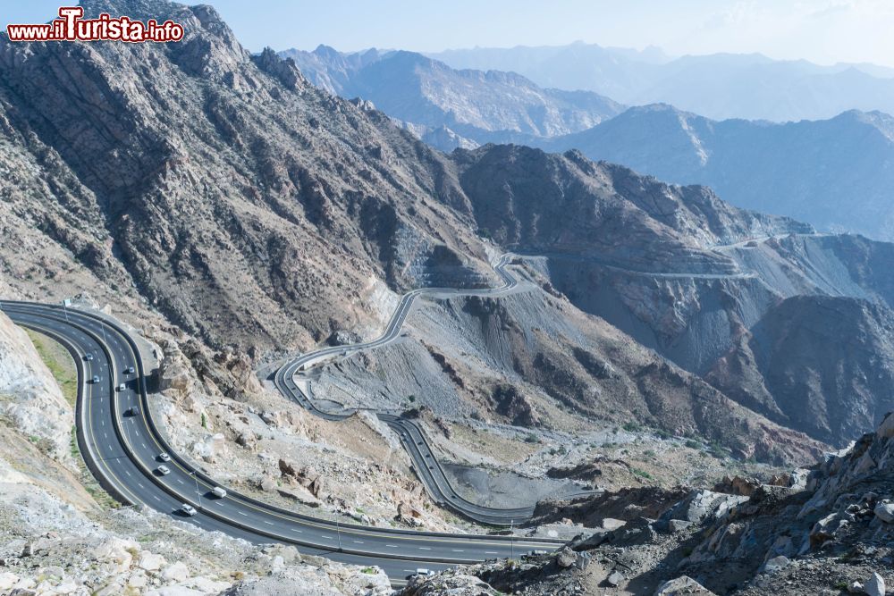 Immagine Montagna di Al Hada nella città di Ta'if, Arabia Saudita, con la strada panoramica che la attraversa.