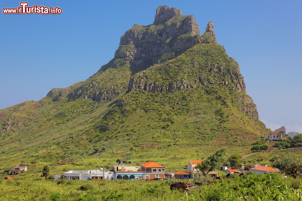 Immagine Uno dei rilievi più caratteristici dell'isola di São Nicolau, Capo Verde (Africa).