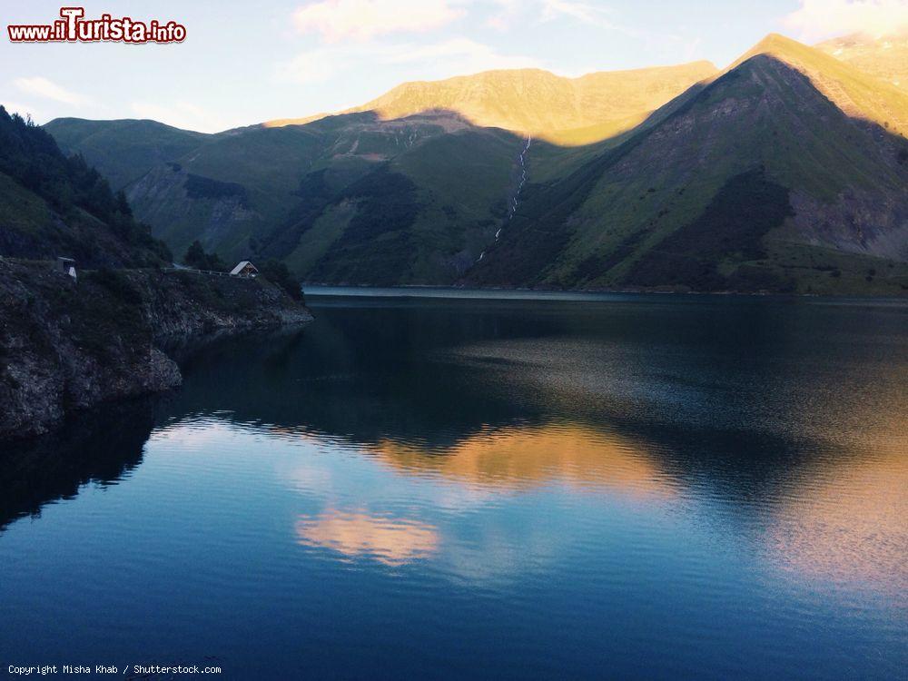 Immagine Montagne al tramonto viste dal lago nel villaggio di Vaujany, Francia - © Misha Khab / Shutterstock.com