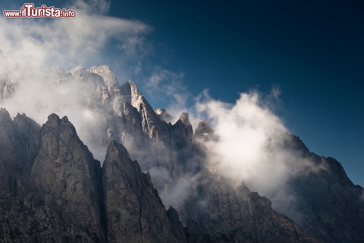 Immagine I monti della Valle della Restonica, un paradiso accessibile - La splendida Valle della Restonica è la meta ideale per chi desidera vivere la Corsica selvaggia, di montagna, ben distante dalle coste affollate di turisti e ombrelloni. Qui, tra le montagne e le foreste che costeggiano il fiume, è possibile percorrere sentieri sia a piedi che in auto, a patto che si metta al primo posto il rispetto per questo straordinario ambiente e per la natura che lo compone. - © l i g h t p o e t / Shutterstock.com