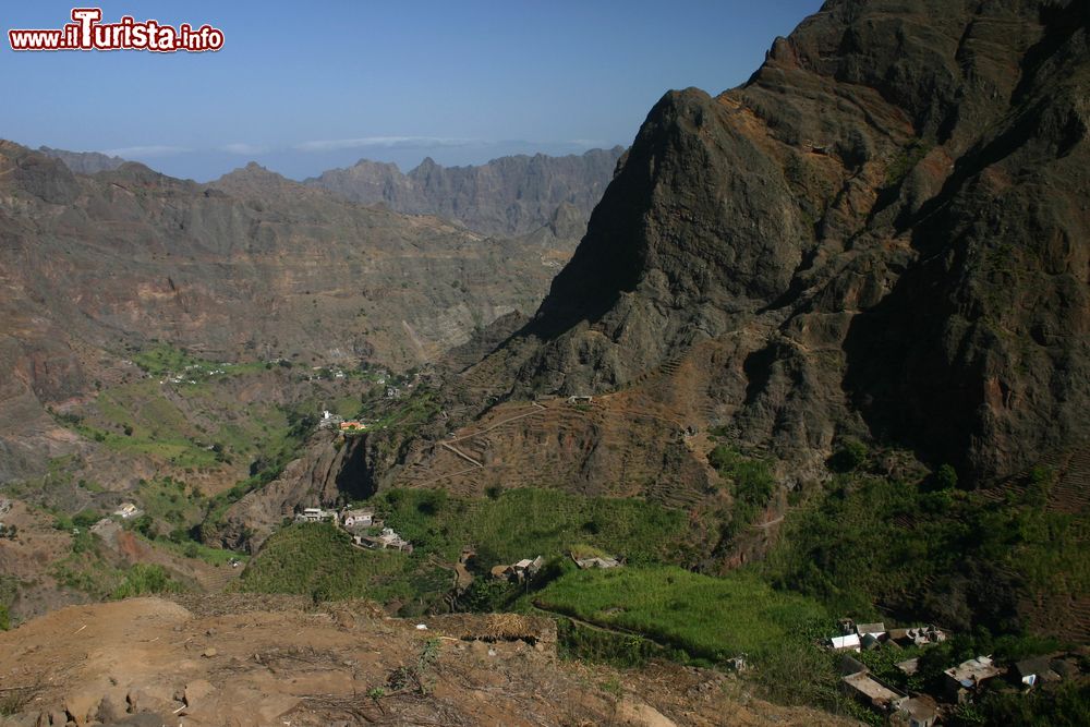 Immagine L'entroterra dell'isola di Santo Antão, Capo Verde, è caratterizzato da montagne e canyon che rendono difficilmente accessibile il territorio.