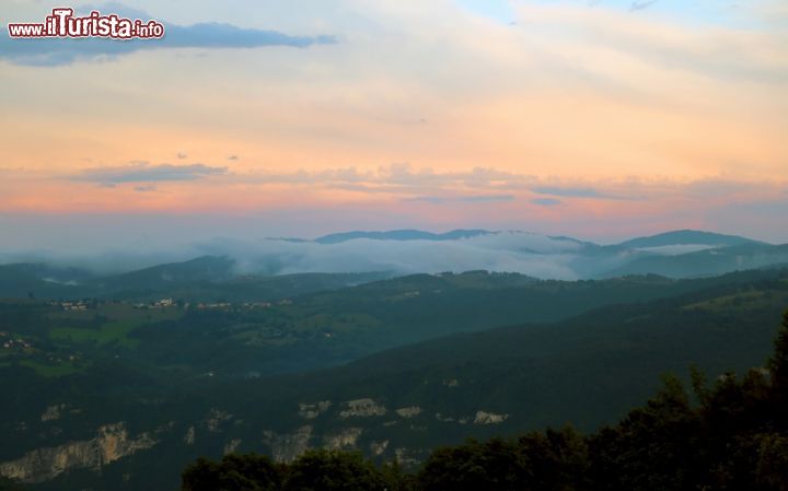 Immagine Montagne e nuvole dai riflessi arancioni al tramonto, Asiago, Veneto - © 293025185 / Shutterstock.com