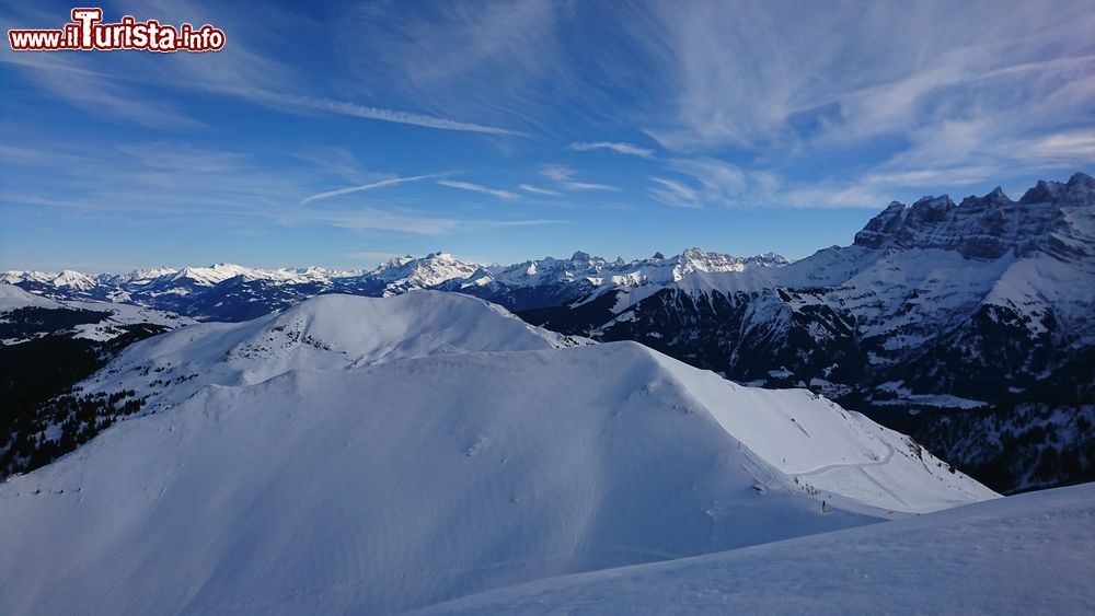 Immagine Montagne innevate a Les Crosets, Val d'Illiez, Svizzera. Questa stazione sciistica, parte del comprensorio Portes du Soleil, si trova a 1668 metri di altitudine nel Cantone del Vallese.