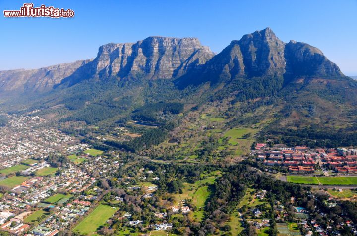 Immagine Le montagne nei dintorni di Cape Town, Sud Africa - Di solito per ammirare la vista panoramica dei tratti montuosi appartenenti a una città, occorre fare diversi chilometri e per lo più in salita. A Cape Town questo non succede, poiché la montagna è inserita all'interno del nucleo cittadino come se fosse una casa. Questa particolarità è data soprattutto da Table Mountain, come si può vedere dall'immagine, che si estende per ben 3 chilometri - © Richard Cavalleri / Shutterstock.com