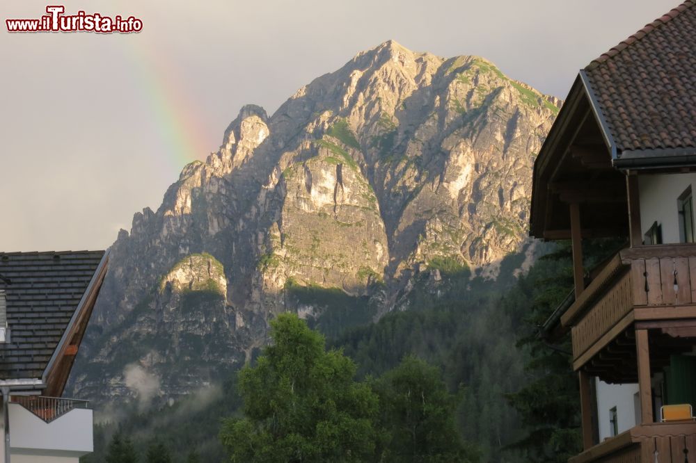 Immagine Montagne nei pressi di San Vigilio di Marebbe, Trentino Alto Adige. A rendere ancora più suggestivo il panorama è l'arcobaleno che sembra quasi provenire dalle rocce granitiche dei monti sullo sfondo.