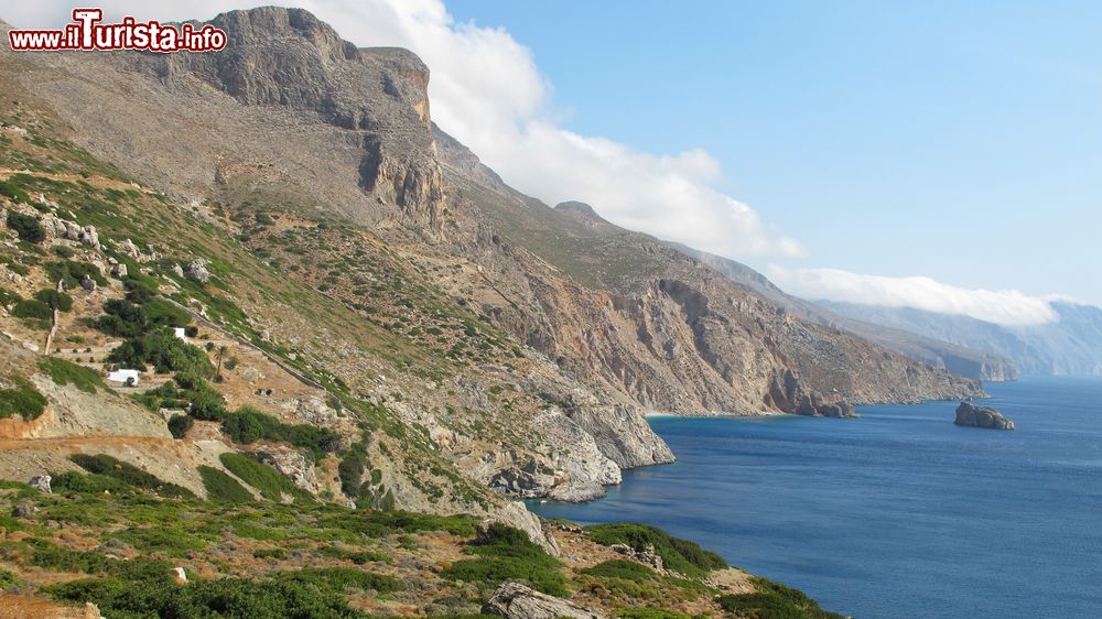 Immagine Montagne rocciose a Amorgos, Grecia. Si innalza dai fondali dell'Egeo e riunisce in sé cultura, architettura, paesaggi e spiagge.
