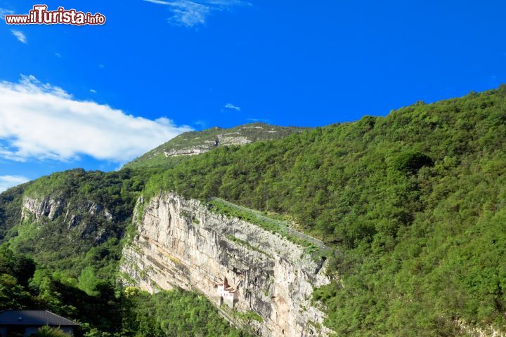 Immagine Le montagne trentine che ospitano l'eremo di San Colombano, nei pressi di Rovereto. Completamente a strapiombo e aggrappato alla roccia, questo luogo di culto è immerso in un ambiente naturale fra i più suggestivi d'Italia - © Migel / Shutterstock.com